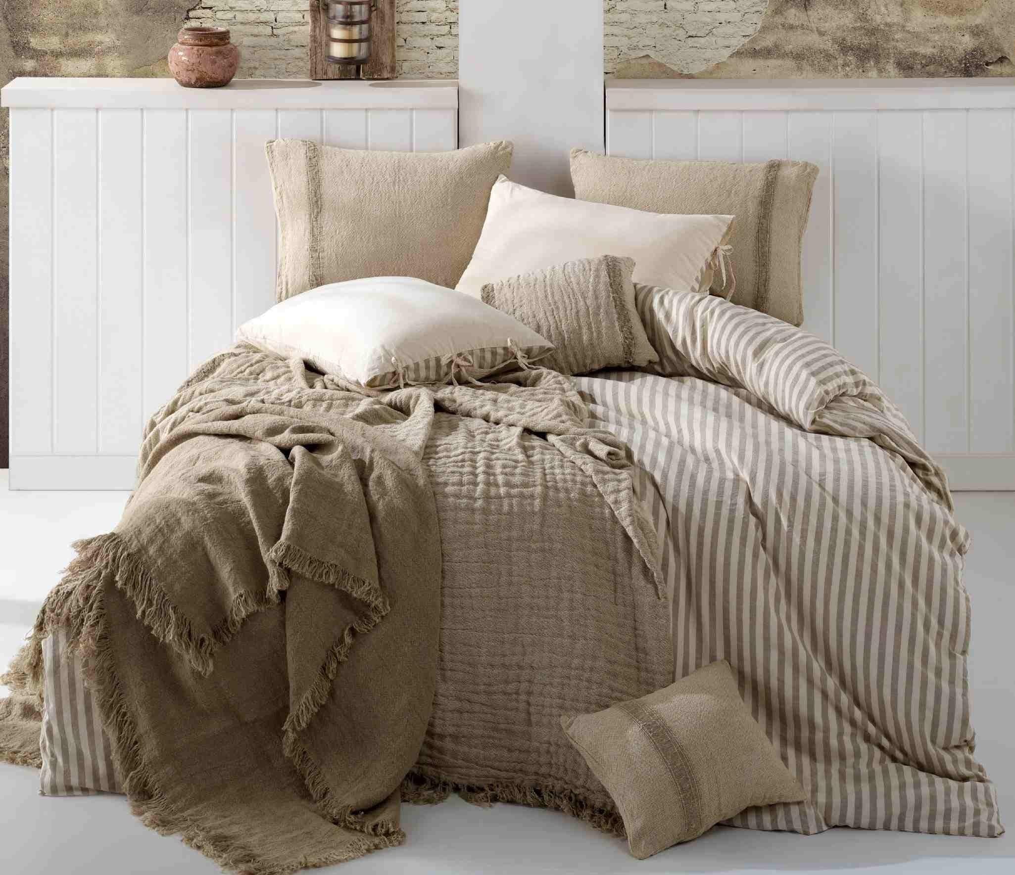 Linen bedding