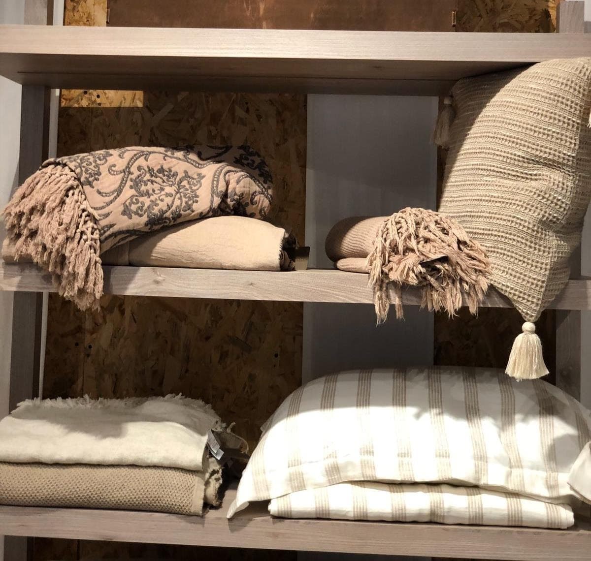 Cushions and throws
